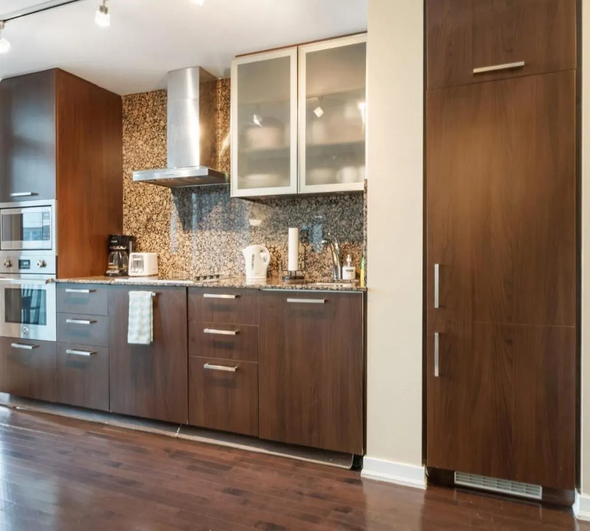Rustic Dt Condo 1 Bed & Sofabed Toronto Apartment